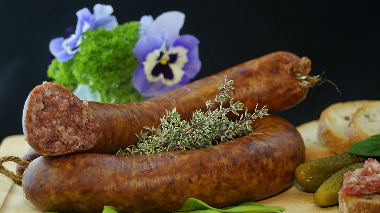 Un kg de cârnați costă 72 de lei la Mega Image (Foto: Pixabay)