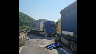 Accident grav în Mehedinți! În impact au fost implicate o autoutilitară și două TIR-uri. Un tânăr și-a pierdut viața