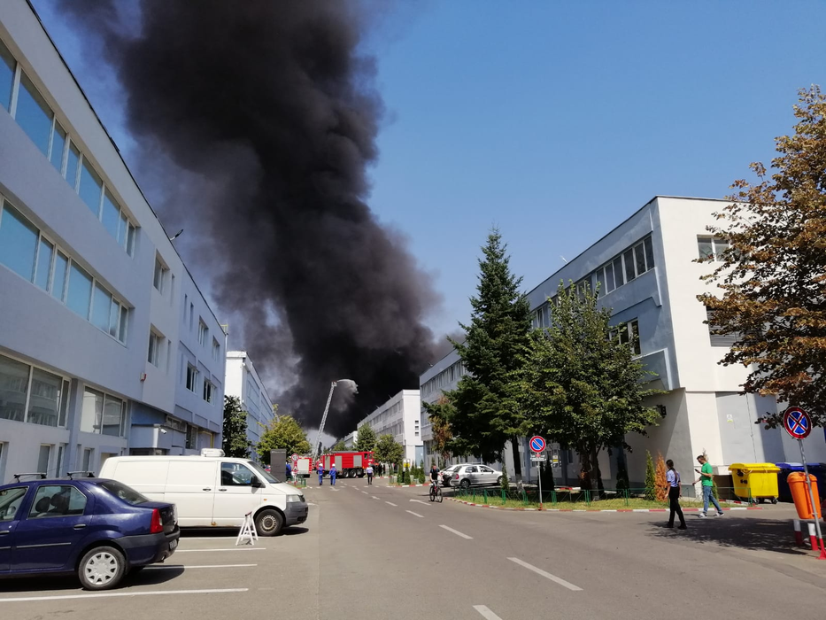 VIDEO. Incendiu puternic pe Strada Biharia din București. „Arde o hală, în întregime”. A fost transmis mesaj prin Ro Alert pentru protecția populației