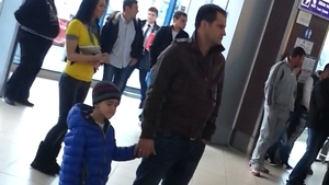 Serban Huidu si fiul sau cel mare au organizat un mic comitet de primire pentru un cuplu de prieteni! Vezi cum i-au asteptat!
