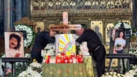 Părinții Victoriei, îngenuncheați de durere lângă sicriu. Mihaela și Cazimir Ionescu au rămas unul lângă celălalt la căpătâiul fiicei lor