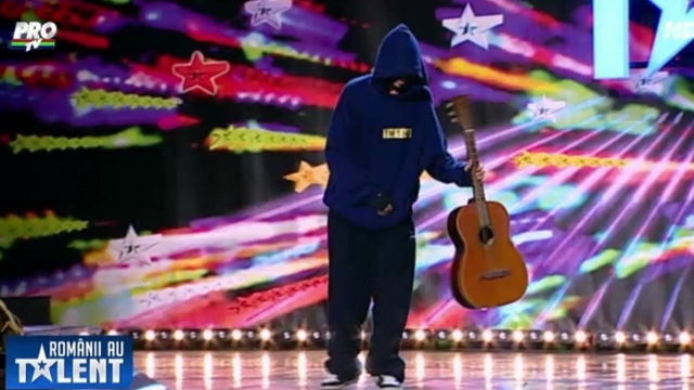 Aparitie MISTERIOASA la Romanii au Talent! Nu a vrut sa isi arate fata insa Smiley si Bartos l-au demascat pe Vagabondul misterios