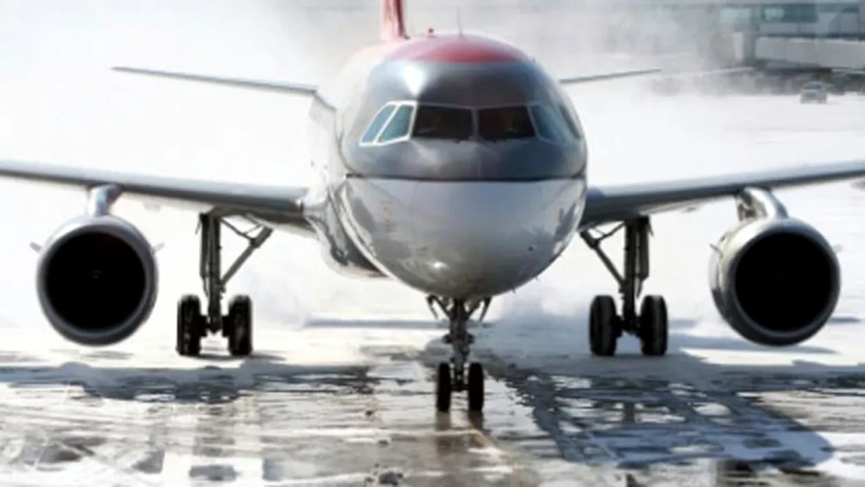 Patru pasageri ai unui avion pe ruta Florenta - Timisoara au fost raniti in timpul evacuarii de urgenta
