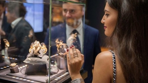 Jaf ca-n filme în inima Parisului! Un hoţ a plecat cu bijuterii de 5,5 milioane de euro de sub ochii bijutierului