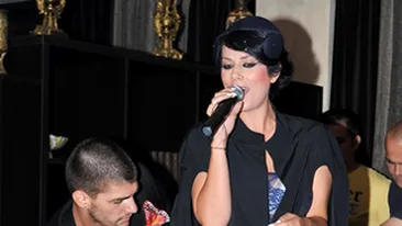 Sophia:  Singurul accesoriu valoros e un plic de la bunica din piele de reptila, creat cu 50 de ani in urma