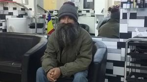 „Călugărul străzii” a fost convins să se bărbierească după cinci ani! Uite transformarea uluitoare