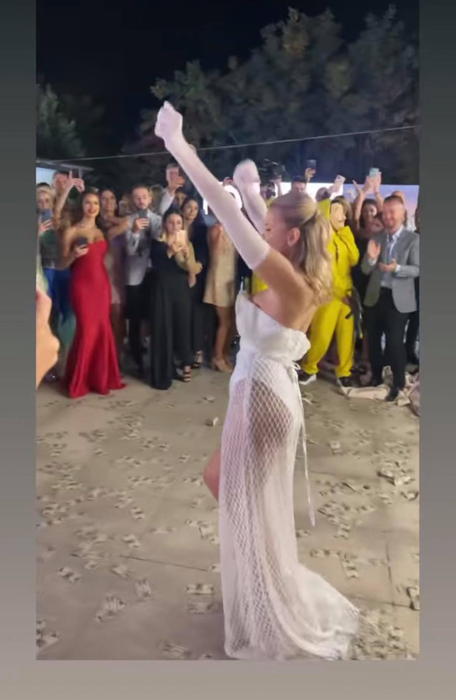 Emily Burghelea, ţinută bizară la nuntă. Cum a apărut blondina în toiul petrecerii