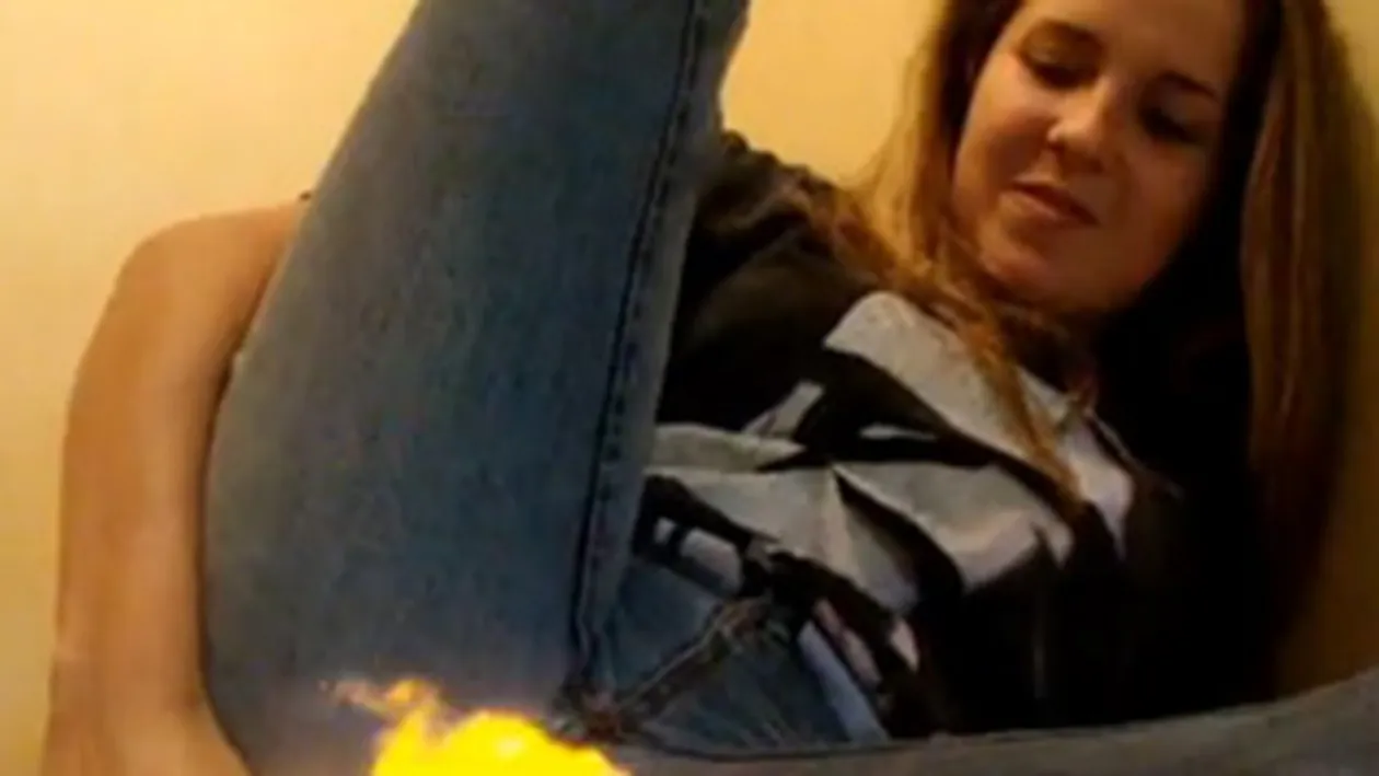 VIDEO Internautii trag vanturi si isi dau foc – Este aceasta cea mai stupida moda de pe net?