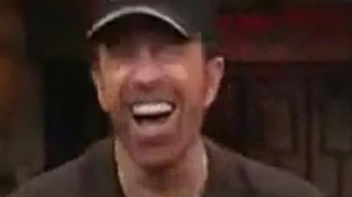 Chuck Norris face misto de el! Uite-l cat de amuzant e cand citeste cele mai tari glume despre el din istorie!