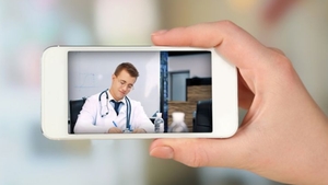 Poveste incredibilă! Un medic fals ”consulta” pacienții la telefon, apoi îi șantaja