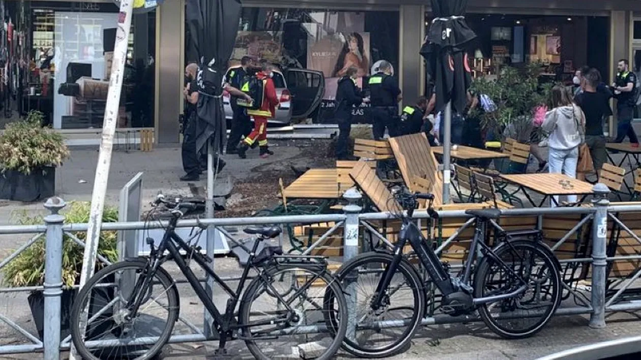 Atac terorist la Berlin? O maşină a intrat în plin în mulţime! Peste 30 de persoane sunt rănite, cel puțin un deces