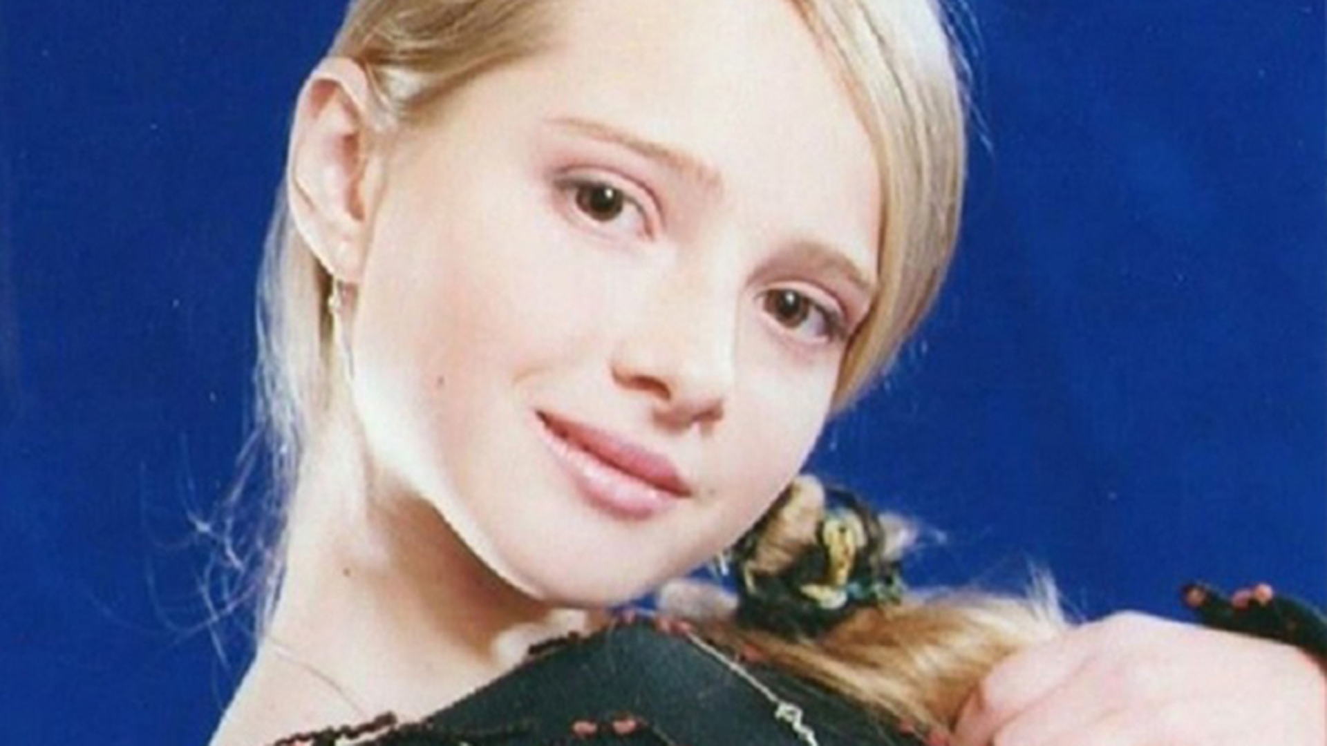 O recunoşti? Acum este una dintre cele mai cunoscute cântăreţe de la noi, dar în urmă cu 10 ani era doar o adolescentă timidă