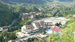 Stațiunea mai puțin cunoscută din România unde apa își schimbă culoarea în funcție de anotimp. Este un loc unic în lume