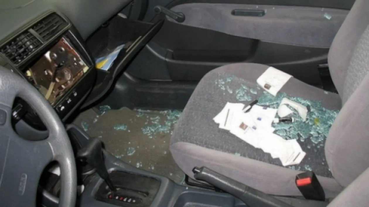 Spargeri de mașini pe bandă rulantă într-un cartier din București