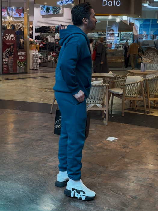 Pepe a mers cu Yasmine la cumpărături, la mall