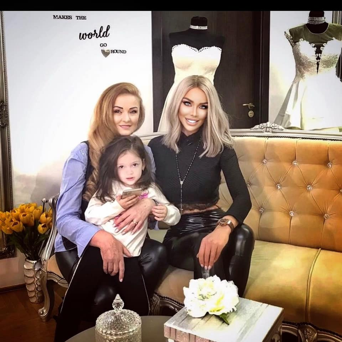 Poza aceasta de album a fost publicată de Bianca Drăgușanu pe 3 decembrie 2020 și a fost însoțită de următorul mesaj:  “La mulți ani, mama! Te iubesc” © Facebook