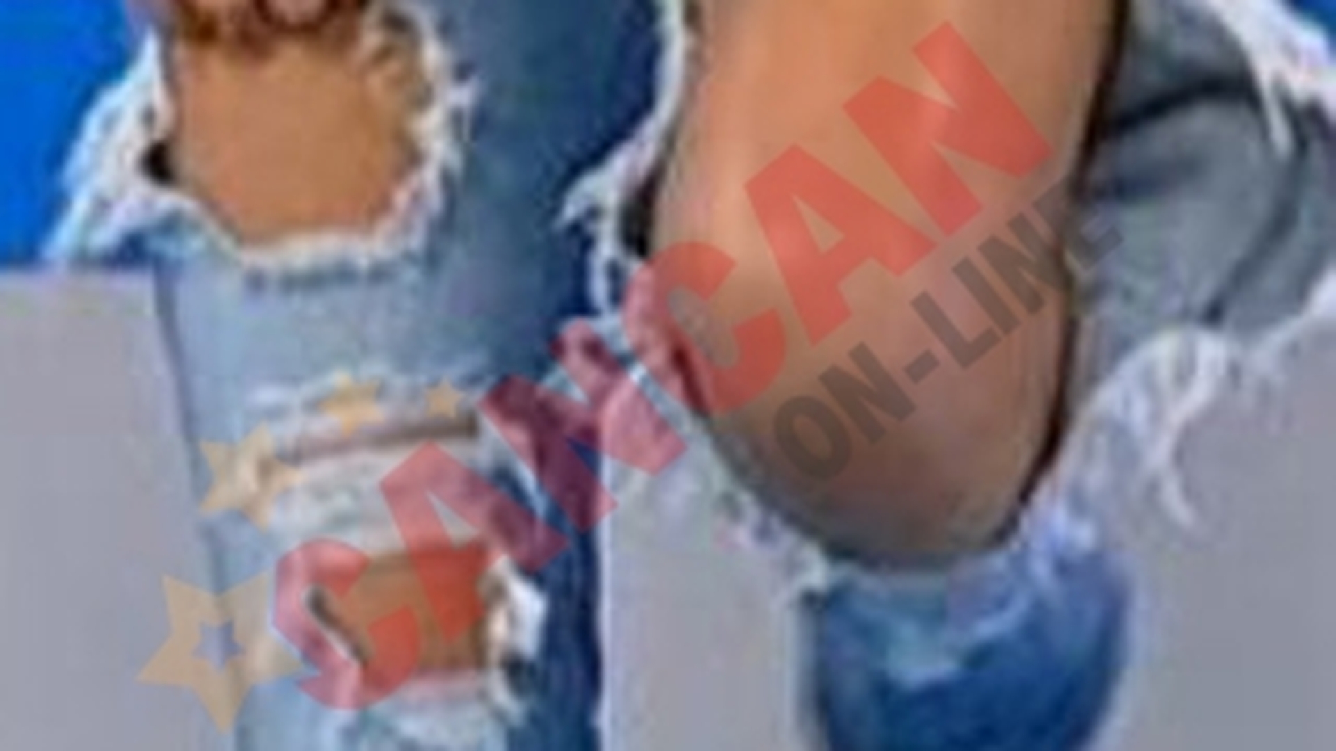 Daniela Crudu are blugii rupti peste tot! VIDEO