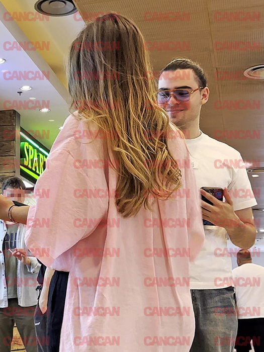 Radu Ștefan Bănică și o amică, la food court, la mall