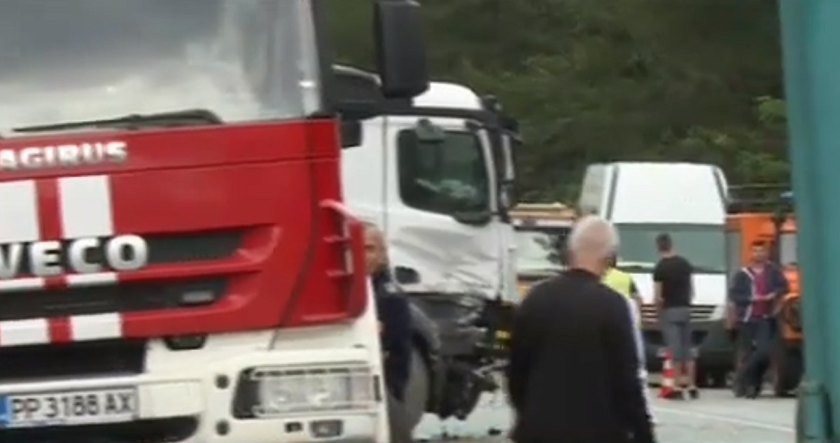 O familie de români, implicată într-un accident mortal produs în Bulgaria. Copilul de 8 ani, scos în comă din mașina care a devenit sicriu pentru mama lui