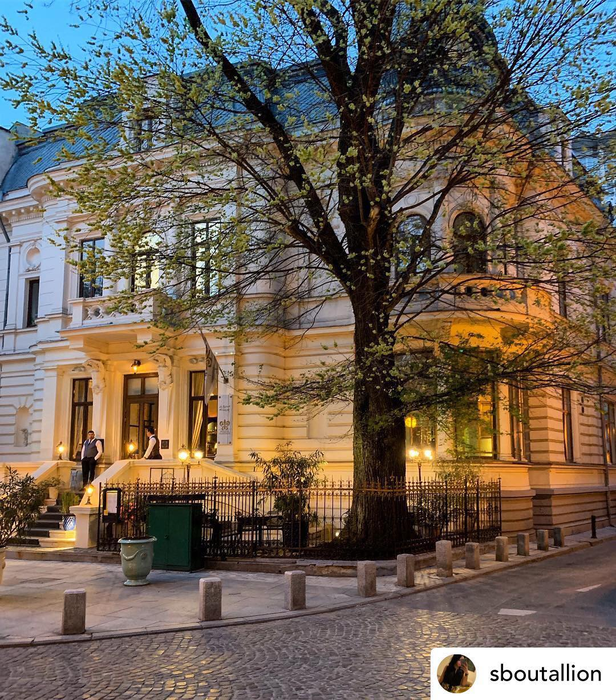 Le Bistrot Francais se află într-o clădire istorică