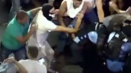 VIDEO Momentul în care un bărbat îi fură pistolul unui jandarm în timpul protestelor