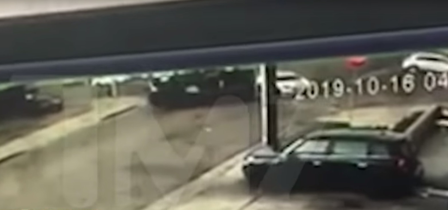 O actriță cunoscută, implicată într-un accident! Mașina ei s-a răsturnat, iar momentul impactului a fost filmat