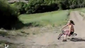 Video ingrozitor! Credeai ca nu se poate muri de la o cazatura cu bicicleta - Uite cum si-a rupt gatul blonda asta in timp ce incerca sa-si imite iubitul