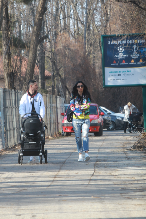 Adrian Stoian, alături de Daniela și de copilul lor