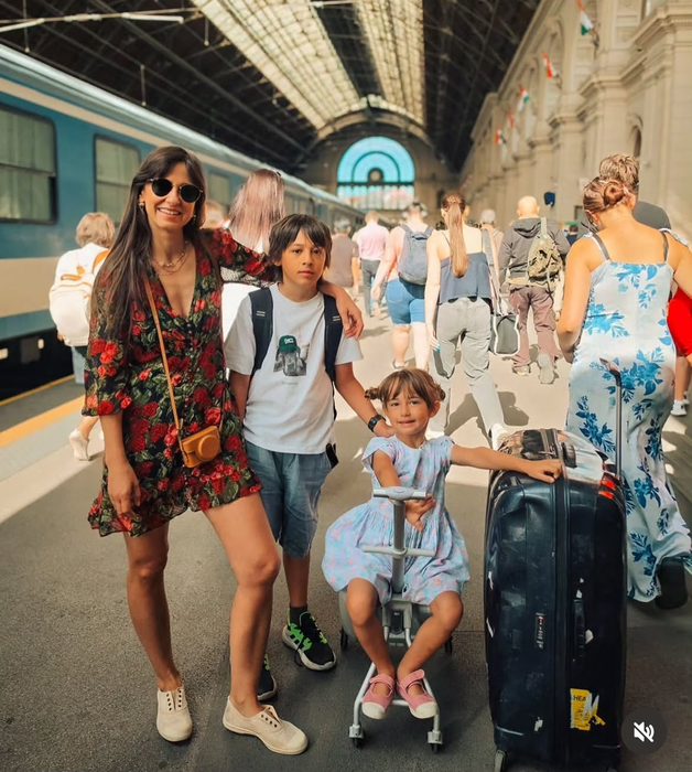 Dana Rogoz alături de familia sa/ sursă foto: Instagram