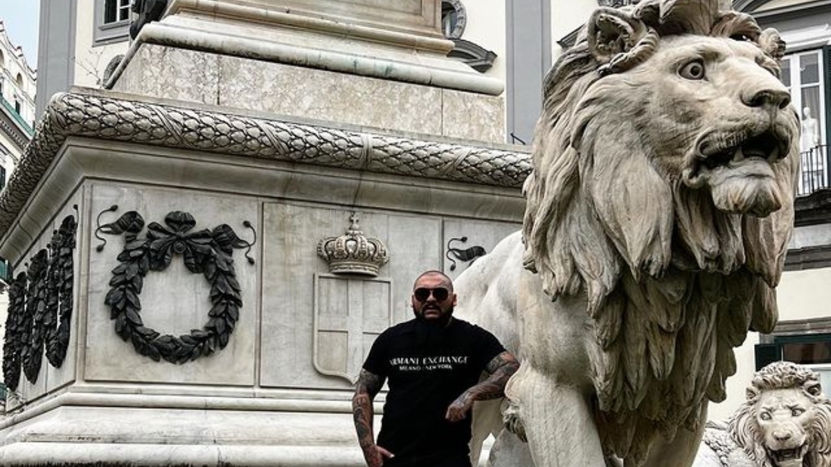 Ce făcea Dani Mocanu, în timp ce autoritățile căutau leul liber de pe străzile din Târgoviște. Manelistul a atras din nou atenția autorităților