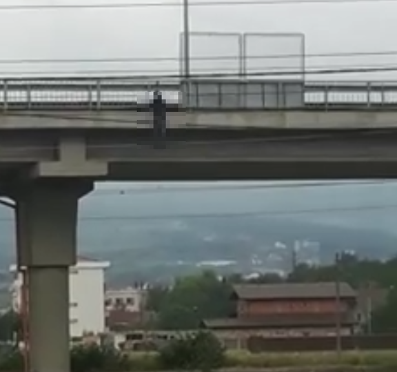 Bărbatul care s-a spânzurat de pasarela de la ieşirea din Alba Iulia este jurnalistul Cristian Matos