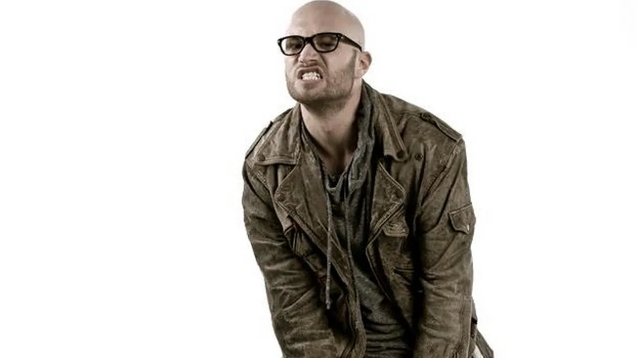 I-a luat locul lui Bendeac la emisiune si ii copiaza glumele. Hash ia in deradere Biserica, desi asta l-a lasat pe Mihai fara job