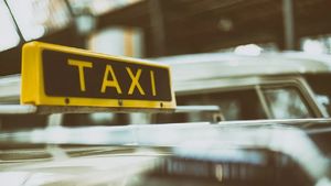 Trăim în România și asta ne ocupă tot timpul: Taximetrist din Constanța, prins în timp ce urina într-o parcare