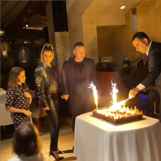 Anamaria Prodan s-a dat în spectacol pe manele într-un restaurant de lux din Dubai. A fost filmată în timp ce se săruta pasional cu soțul ei, Laurențiu Reghecampf