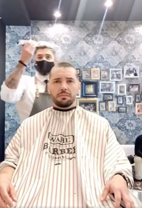 Un frizer, gest impresionant în fața unui client diagnosticat cu temutul cancer! Cum a reacționat bărbatul când a văzut că bărbierul se tunde la zero | VIDEO