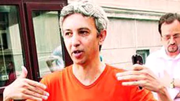 Mircea Badea: Are Rolls si elicopter, dar a pozat in victima cu tricou de bogdaproste!