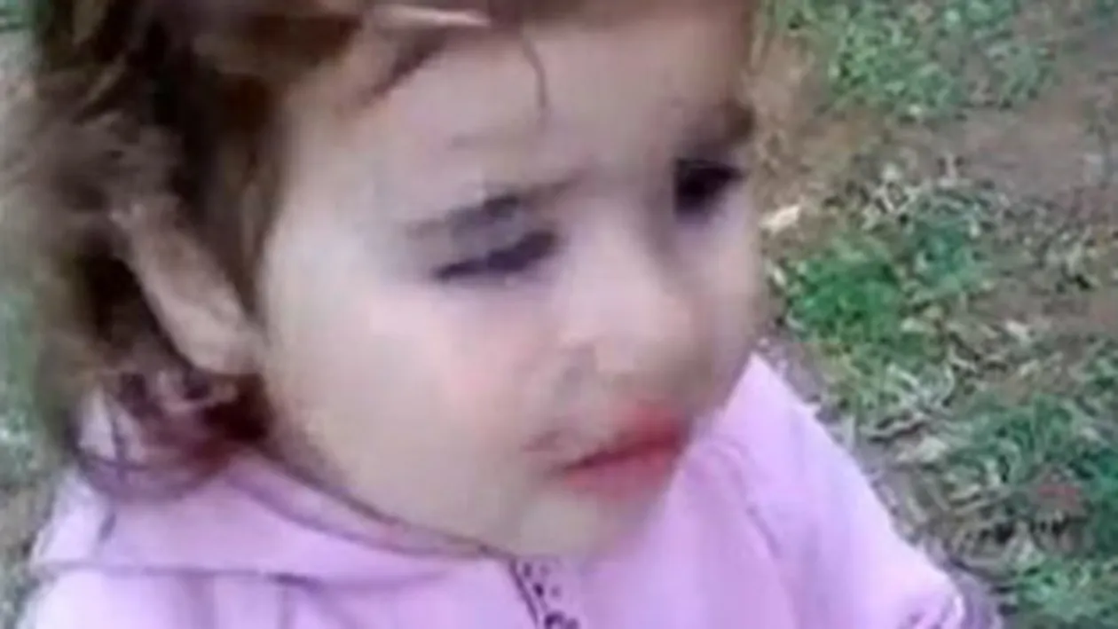 VIDEO Copilele de azi, vagaboandele de maine! Uite cum isi invata un tatic descreierat fetita sa-si injure rudele! ATENTIE limbaj licentios!