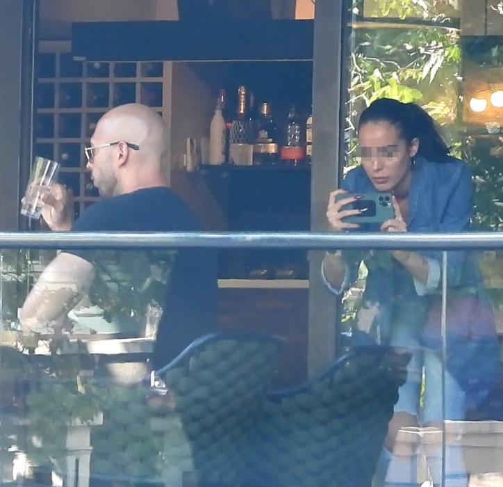 Andrew Cobra Tate, fratele celebrului Tristat Tate, a făcut o ședință foto chiar pe terasa unui restaurant din București