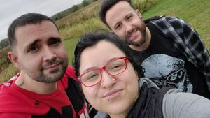Incredibil! Are doi soți și e mamă a 3 copii. Cine este femeia cu o familie atipică