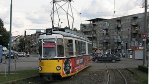 Incident violent într-un tramvai. Un elev a fost lovit cu pumnul şi scuipat de un bărbat care a vrut să îi verifice biletul
