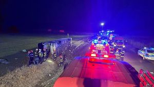 Plan roșu activat! Un autocar cu 44 de pasageri s-a răsturnat