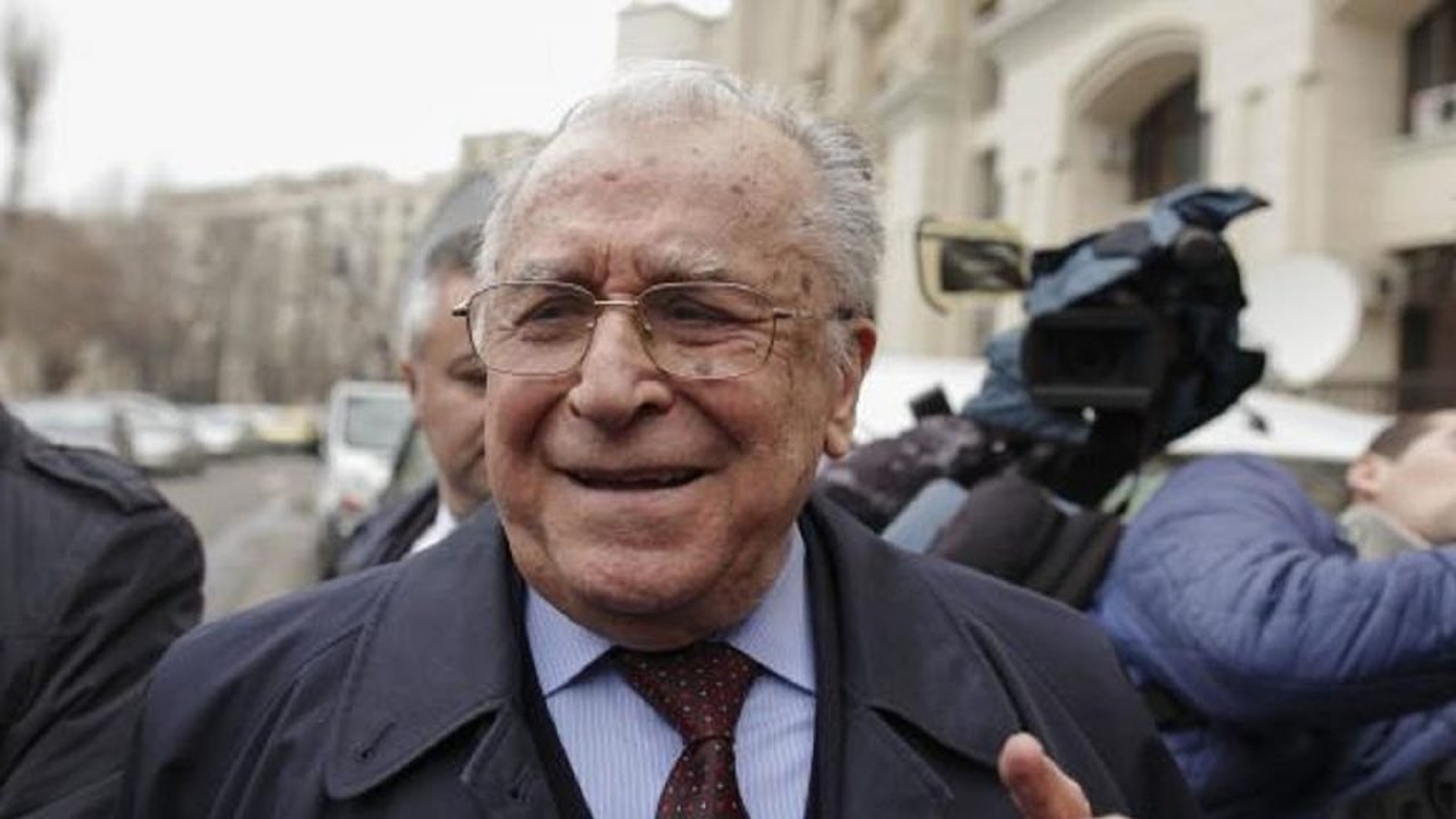 Scene uluitoare! S-a dus peste Ion Iliescu, la spital! ”Ceaușescu” a filmat tot și… VIDEO