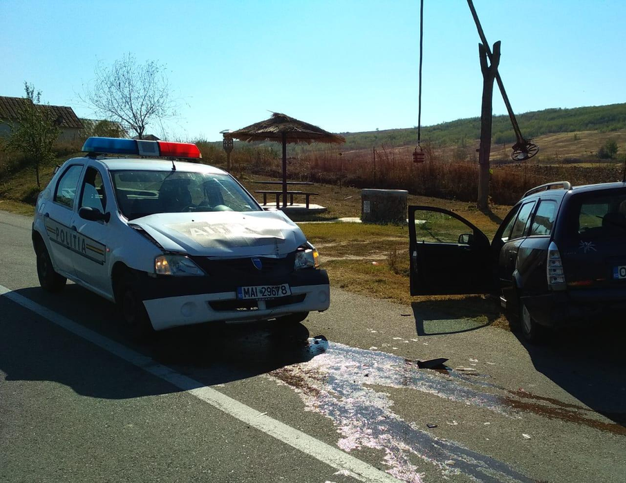 Mașina de poliție a fost avariată în timpul intervenției