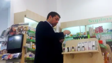 Sigur nu te asteptai sa-l vezi pe fostul ministru Cristian David la plafar! Uite-l cum alege cu ce sa-si parfumeze camera!