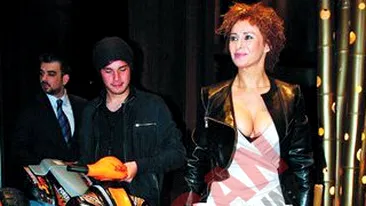 I-a daruit o jucarie pentru baieti