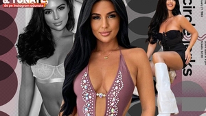 Rebecca e varianta brunetă a păpușii „Barbie”. Fashion model, cu trup tras prin inel