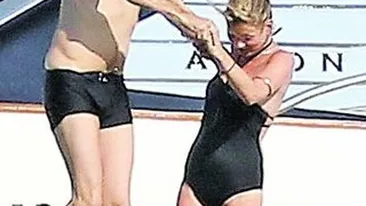 Kate Moss se antreneaza cu sotul ei la Saint-Tropez. Sarituri la dublu de pe iaht