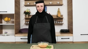 Maica Alexandra de la Mănăstirea Chiroiu dezvăluie salata de post cremoasă și aromată din morcovi și nucă