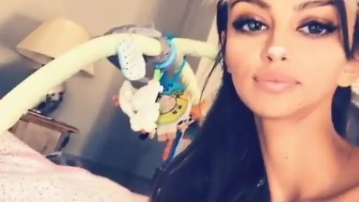 Mădălina Ghenea şi-a pozat fiica şi iubitul! E prima fotografie în care se vede faţa micuţei