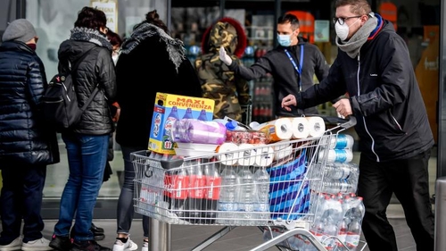Tipic! Un român s-a plâns de cozile infernale de la supermarket, în timp ce și el stătea la rând
